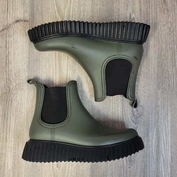 Joe Fresh Olive Green Chelsea Rain Ankle Boots with Black Soles - Picture 2 of 9